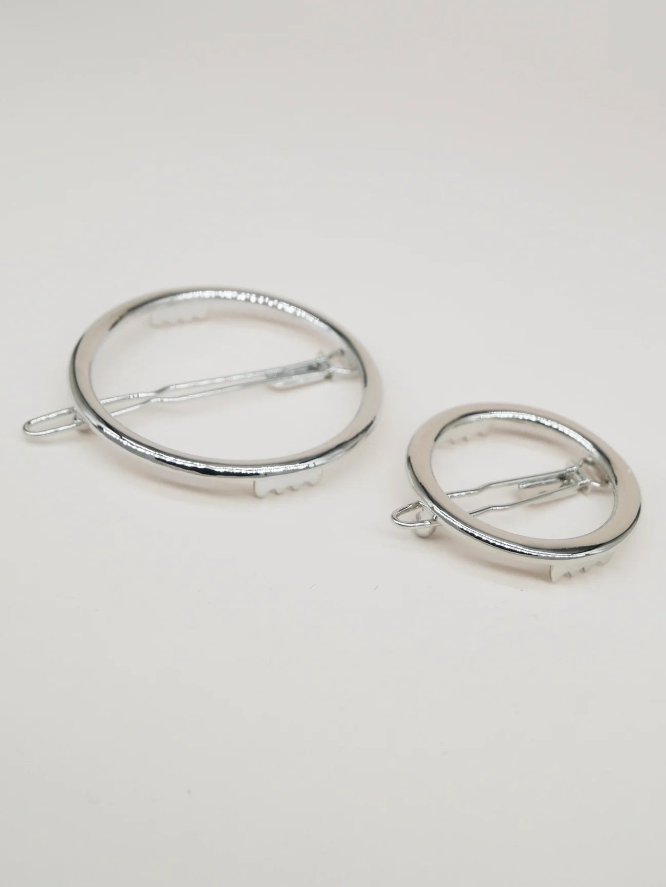 Round smooth silver hair clip - Little Alice