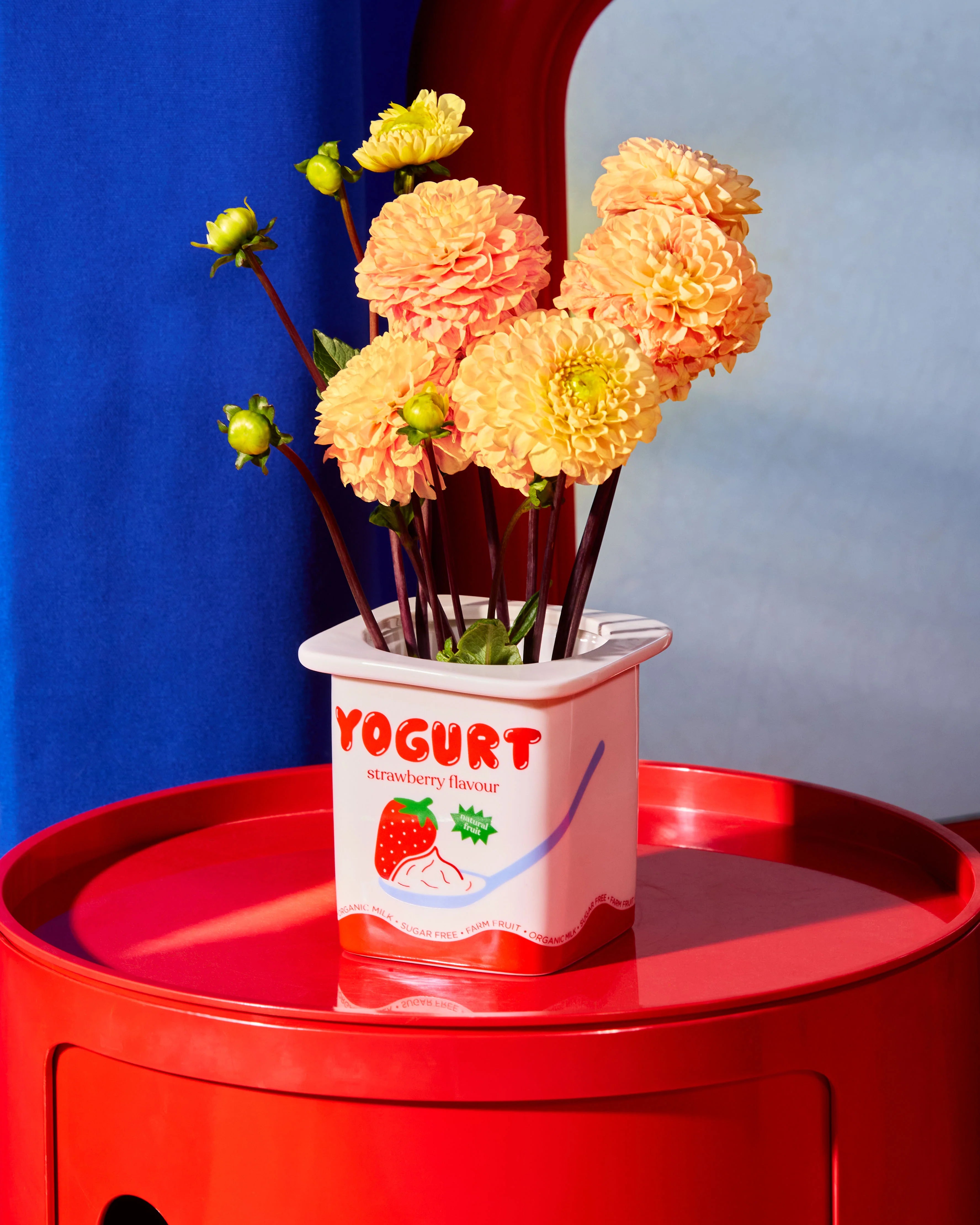 Vase pot yoghurt strawberry